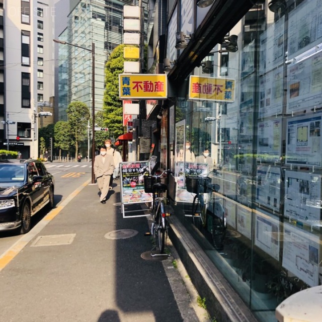 赤坂イーデンビル ビル前面道路