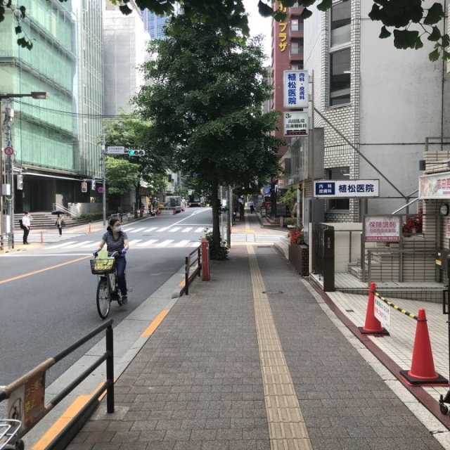 UKビル ビル前面道路