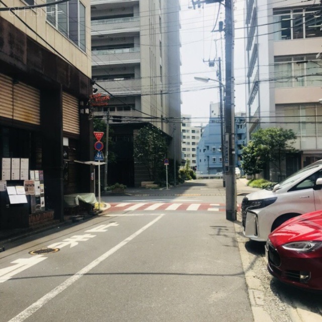 芝ビル ビル前面道路