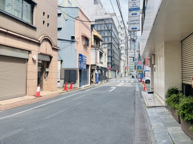 飯田鋲螺ビル　前面道路