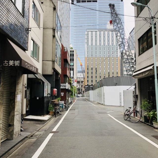 京橋高野ビル ビル前面道路