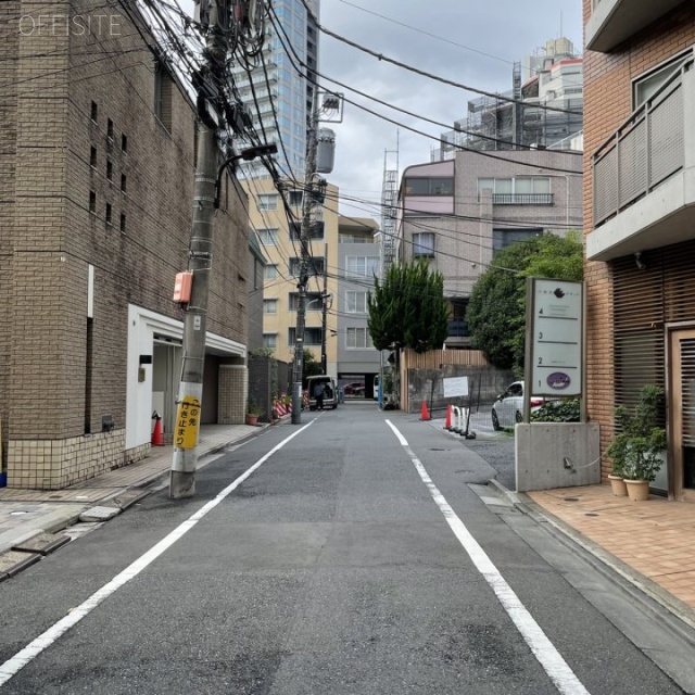 六本木やまうちビル ビル前面道路