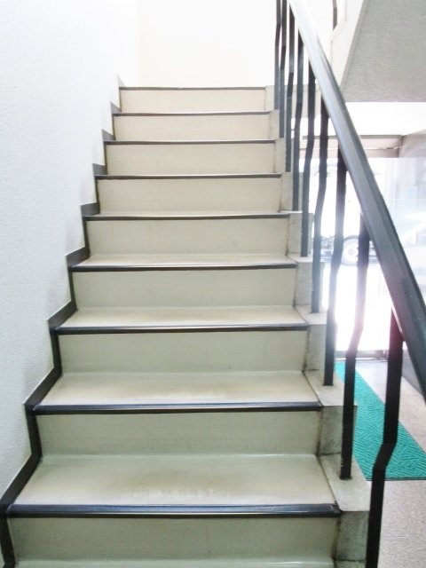 第3オリエントビル 階段
