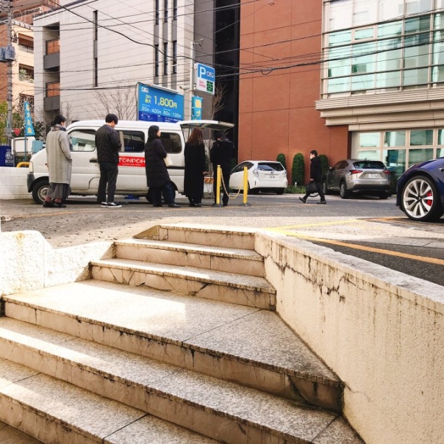 アパートメントカーム　ビル前面道路