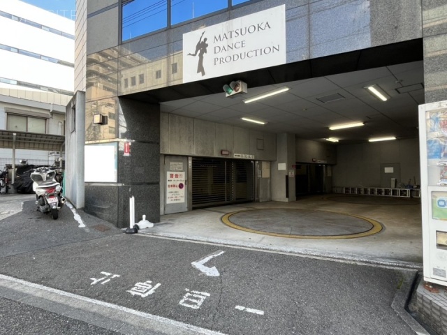IWASAKI BLDG 駐車場