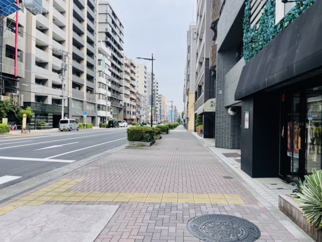 KUGAビル　前面歩道