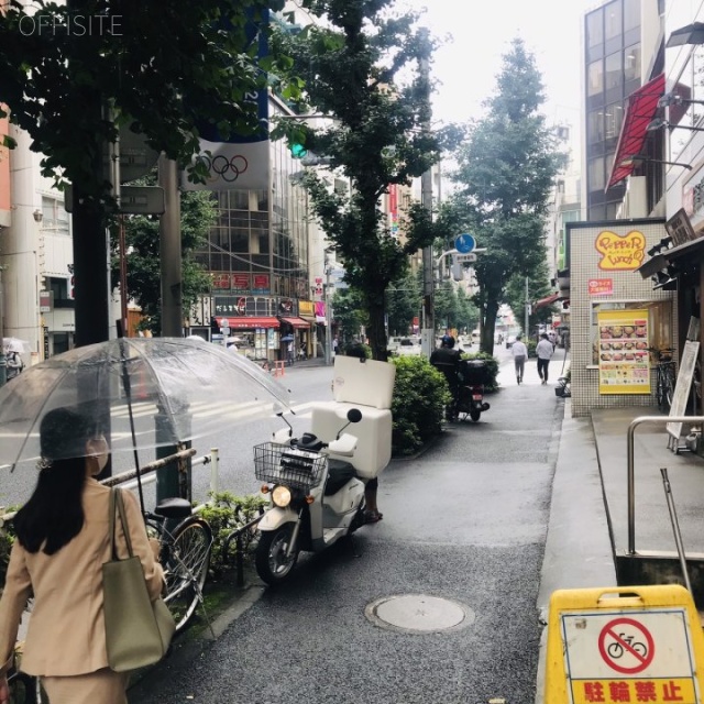 新銘ビル ビル前面道路
