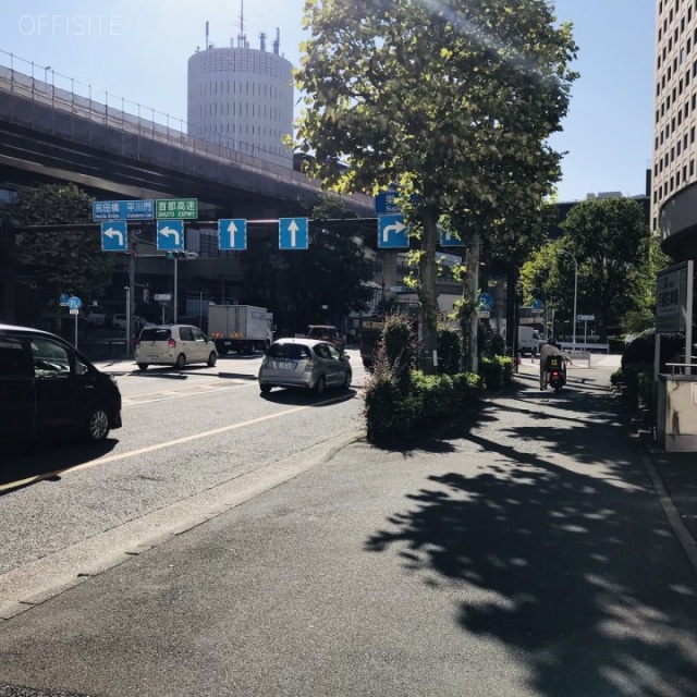 東京堂錦町ビル ビル前面道路