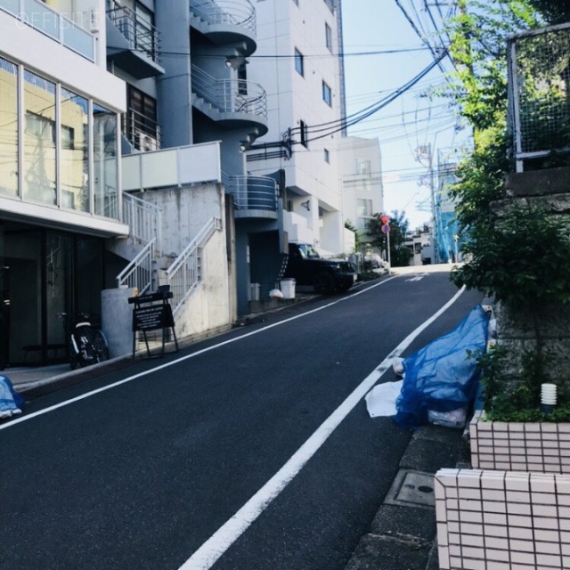 代官山眺めのいい家 ビル前面道路