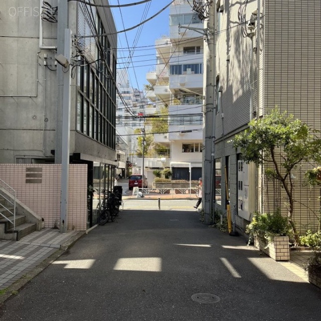 ワンエイスビル 前面道路