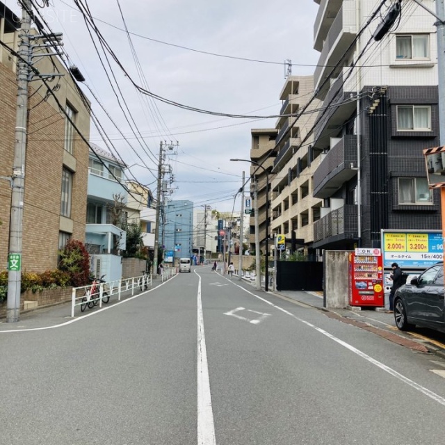 プライムハウス ビル前面道路