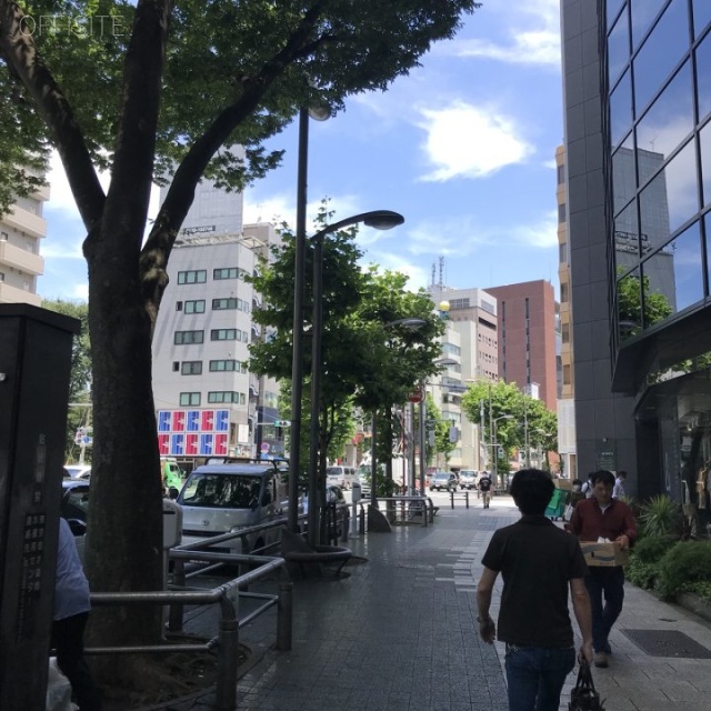 コマツローリエ ビル前面道路