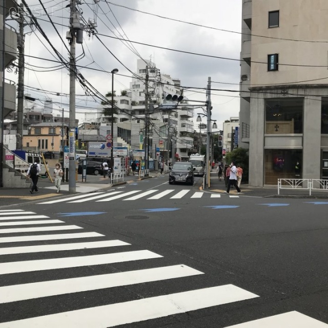 MF神宮前 ビル前面道路