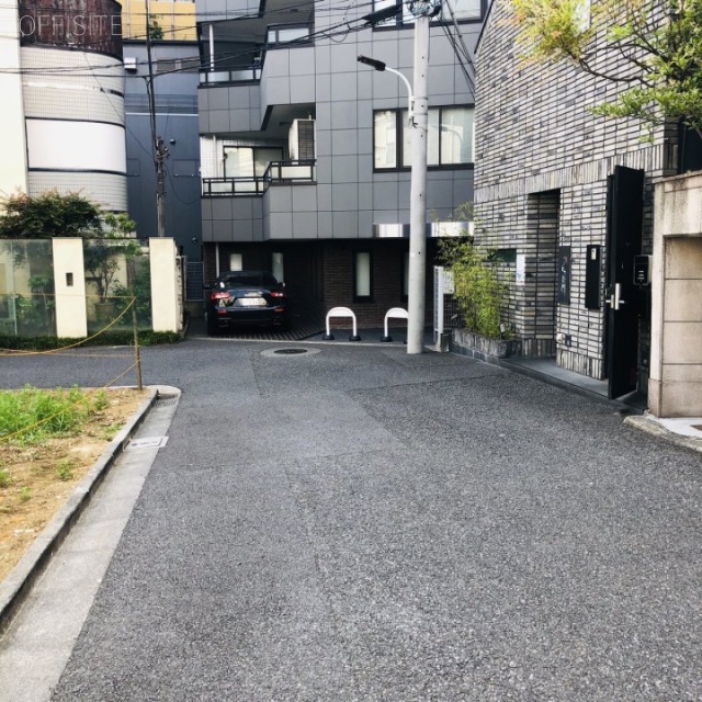 ヴィレッジ山村 ビル前面道路