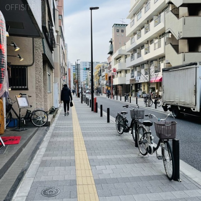 ルネ三栄町 ビル前面道路