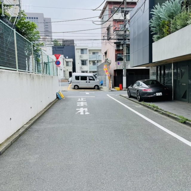 Gスクエア南青山 ビル前面道路