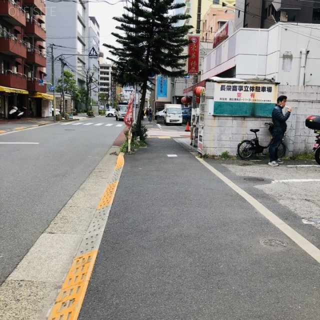 長栄ビル 前面歩道