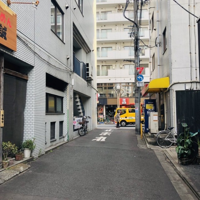 高田馬場ファミリービル ビル前面道路