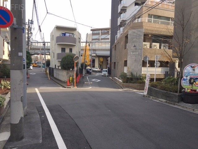 ロジュミナミアオヤマ ビル前面道路