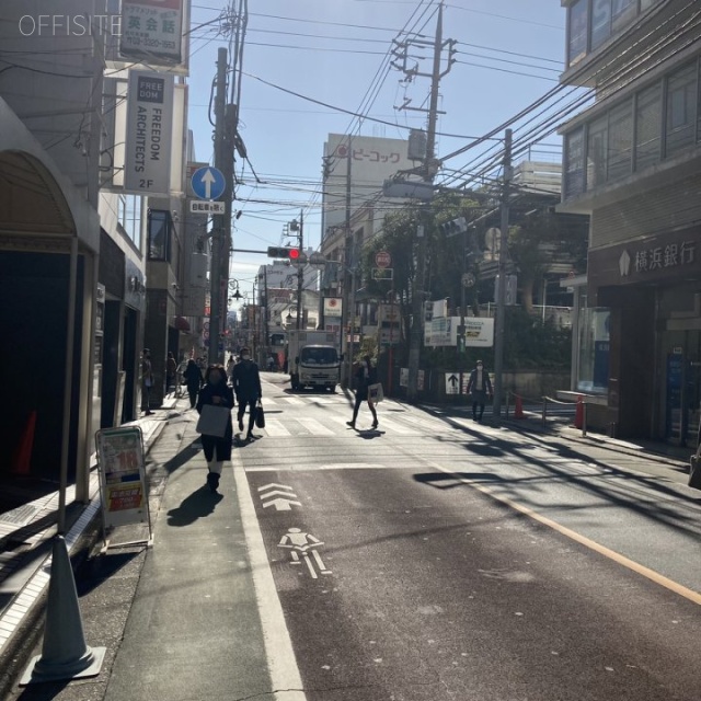 青木ビル ビル前面道路