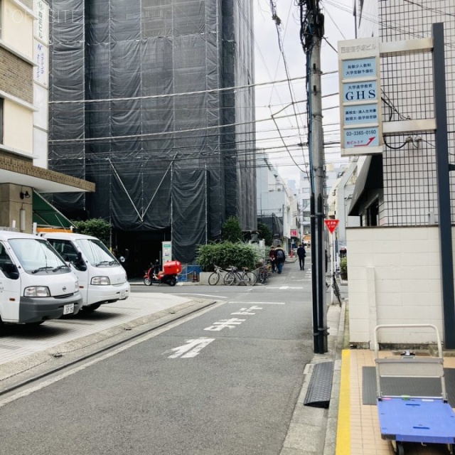 西新宿第一手塚ビル ビル前面道路