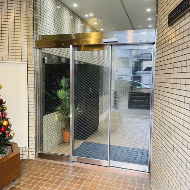 ニューシティハイツ飯田橋　オフィスビル出入口