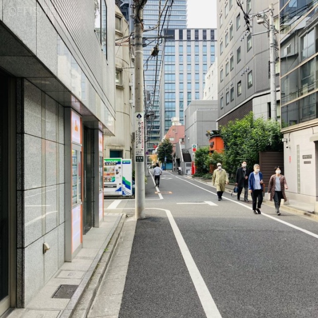 ワカサビル ビル前面道路