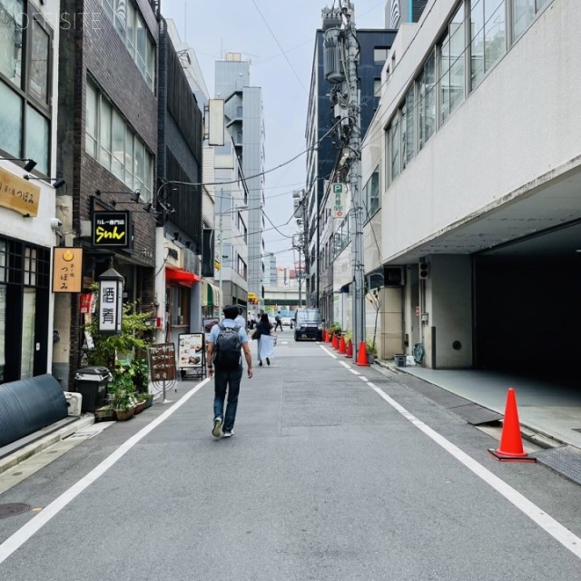 松楽ビル　ビル前面道路