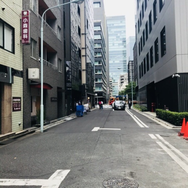 小森ビル　ビル前面道路