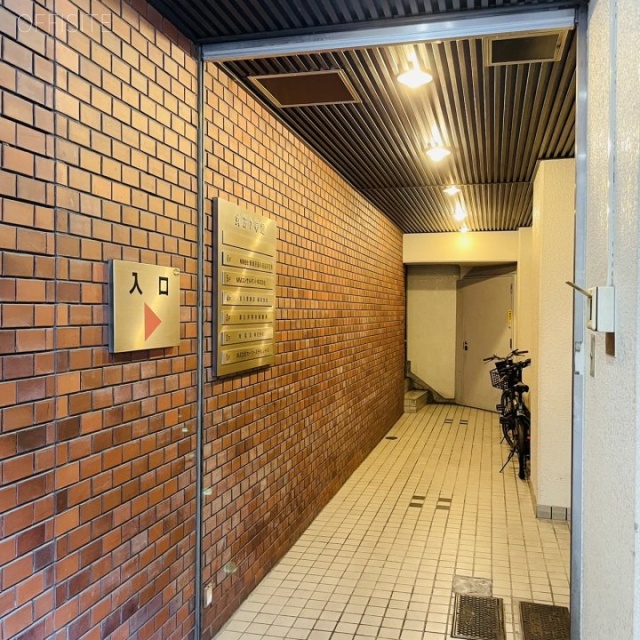 丸万7号館 エントランス