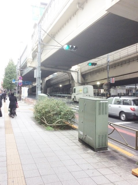 コンフィアンス流来　ビル周辺道路