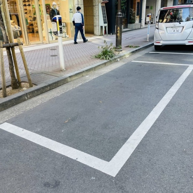 T8銀座ビル 前面に白枠駐車場