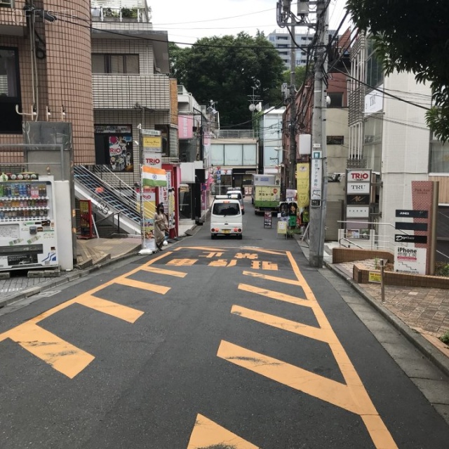 神宮前115ビル ビル前面道路
