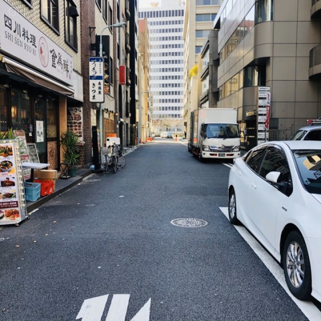 東栄八重洲ビル　ビル前面道路