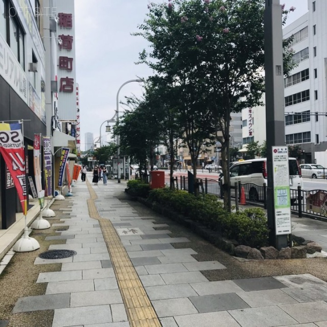 芹澤ビル ビル前面道路