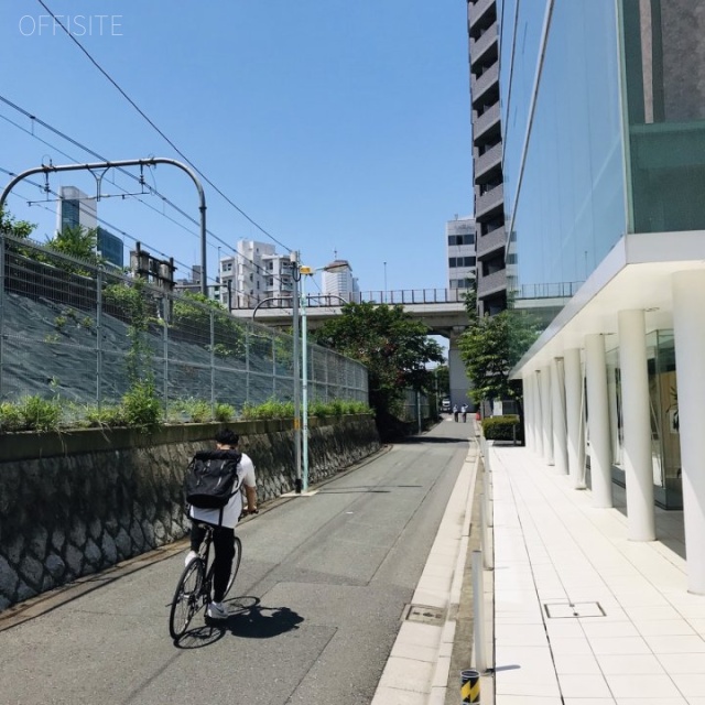 ニューベリー千駄ヶ谷　ビル前面道路