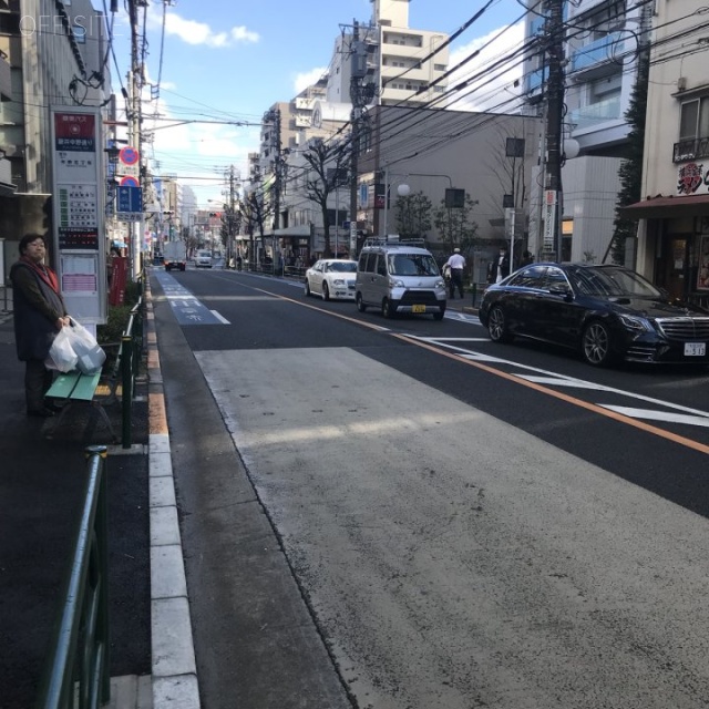 中野ブロードウェイ ビル前面道路