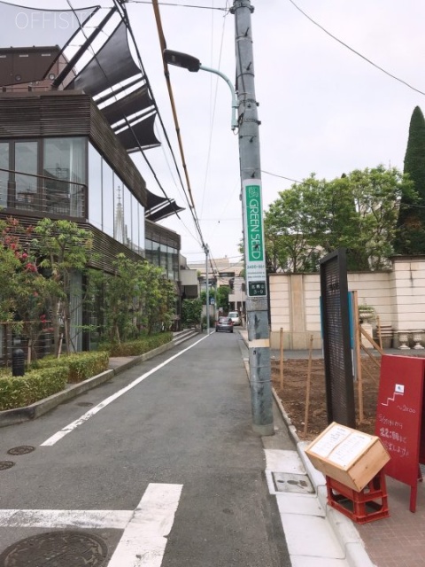 ポルトフィーノ ビル前面道路
