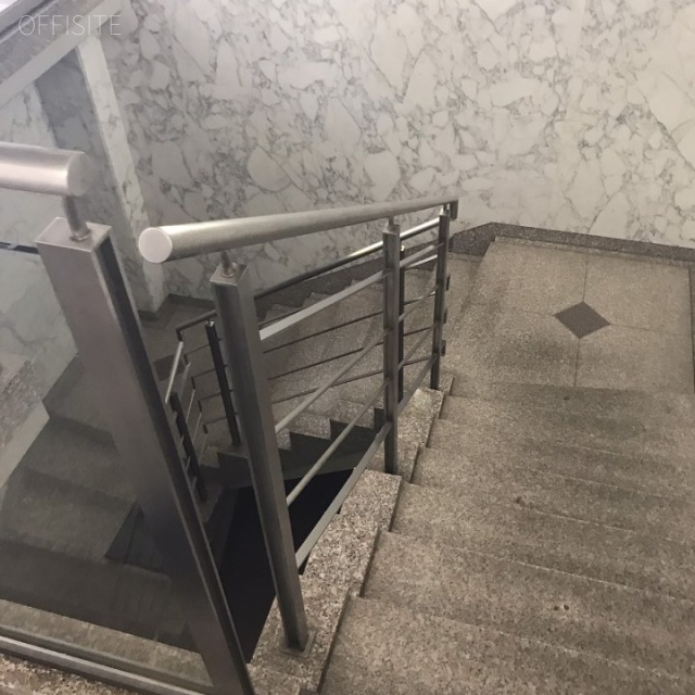 ラパスビル東京労働会館 階段