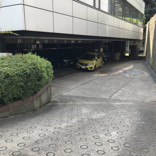 ジブラルタ生命原宿ビル 駐車場