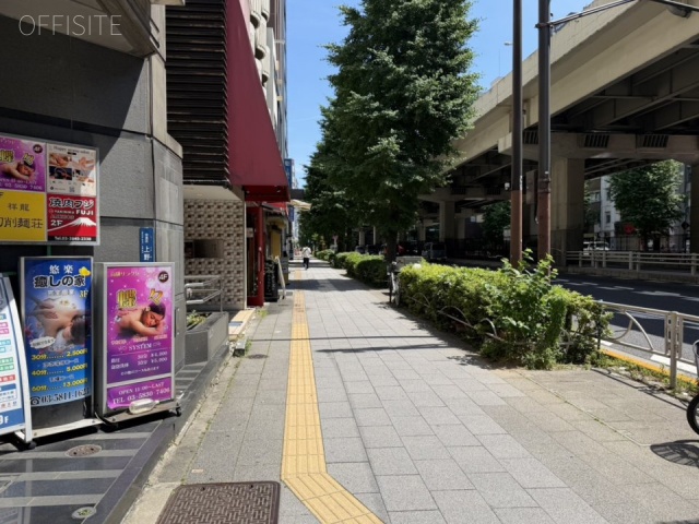 上野逸品館ビル　前面歩道