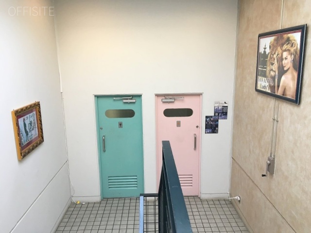 AUビル　トイレ入口