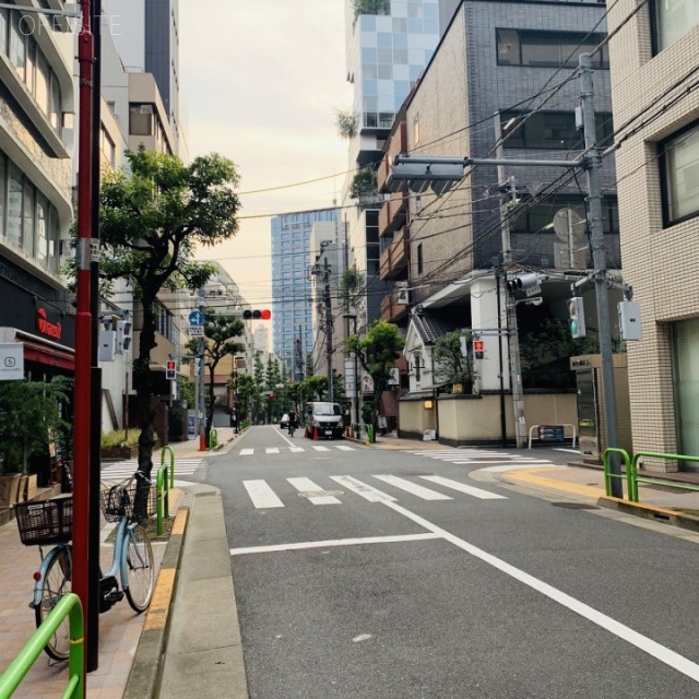 第2秩父屋ビル 前面は東京FM通り