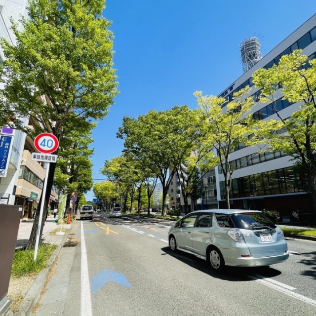 HALFMOON　前面の定禅寺通り