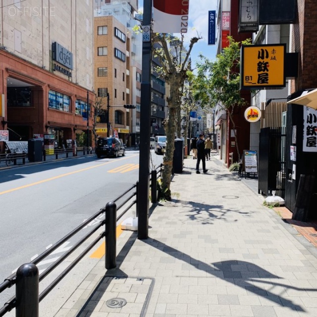 ホワイト赤坂 ビル前面道路