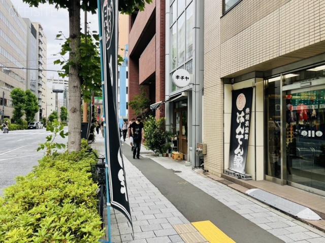 建石ビル　前面歩道