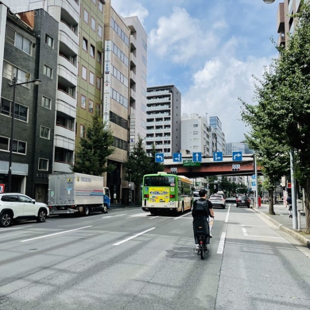 鈴与日本橋ビル ビル前面道路