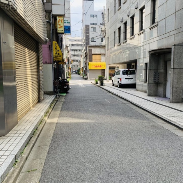 開成ビル ビル前面道路