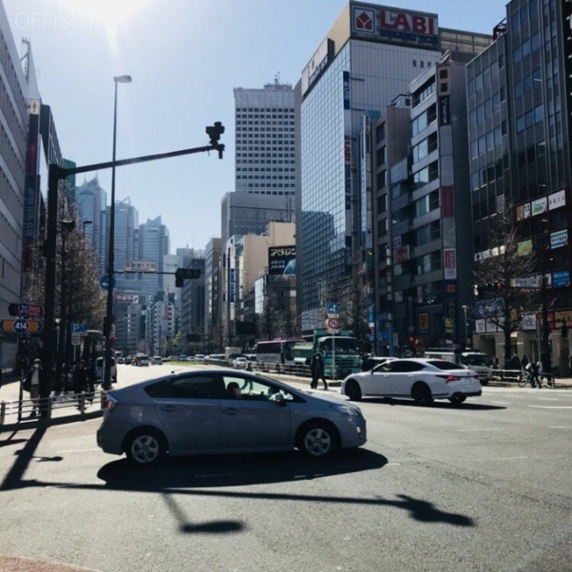 日本生命新宿西口ビル ビル前面道路