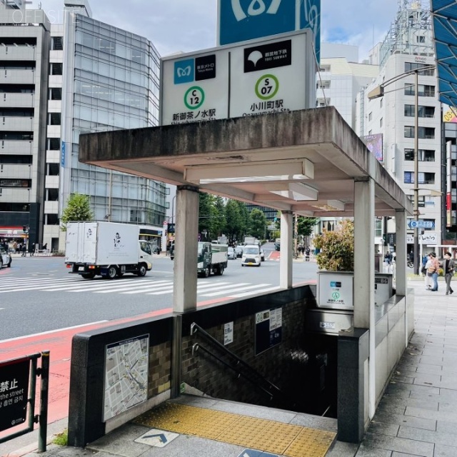 小川町メセナビル 目の前に地下鉄駅降り口